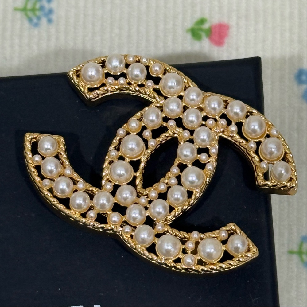 Chanel Women's Pearl Brooch - Picture 3 of 4